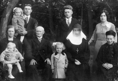 Familiefoto met haar ouders en grootouders en ook tante nonneke